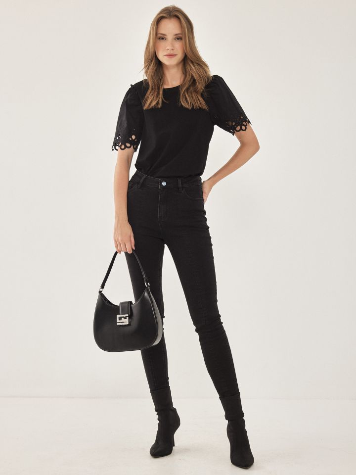 חולצה שרוול קרושה בצבע שחור