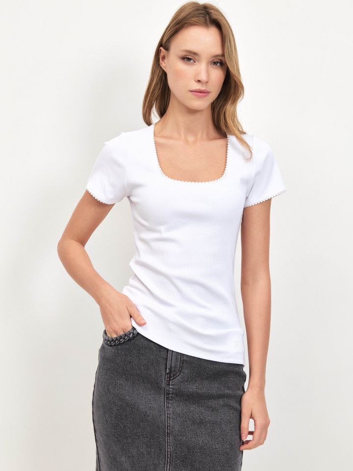 חולצה ריב פתח מרובע PROMO בצבע לבן