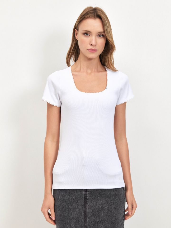 חולצה ריב פתח מרובע PROMO בצבע לבן