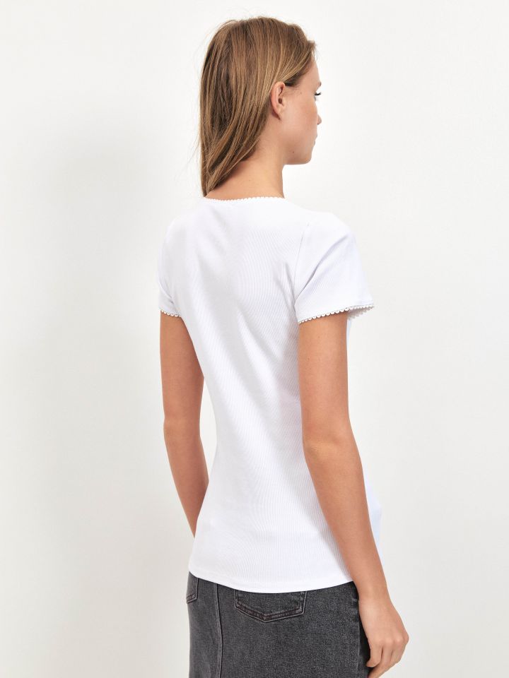 חולצה ריב פתח מרובע PROMO בצבע לבן