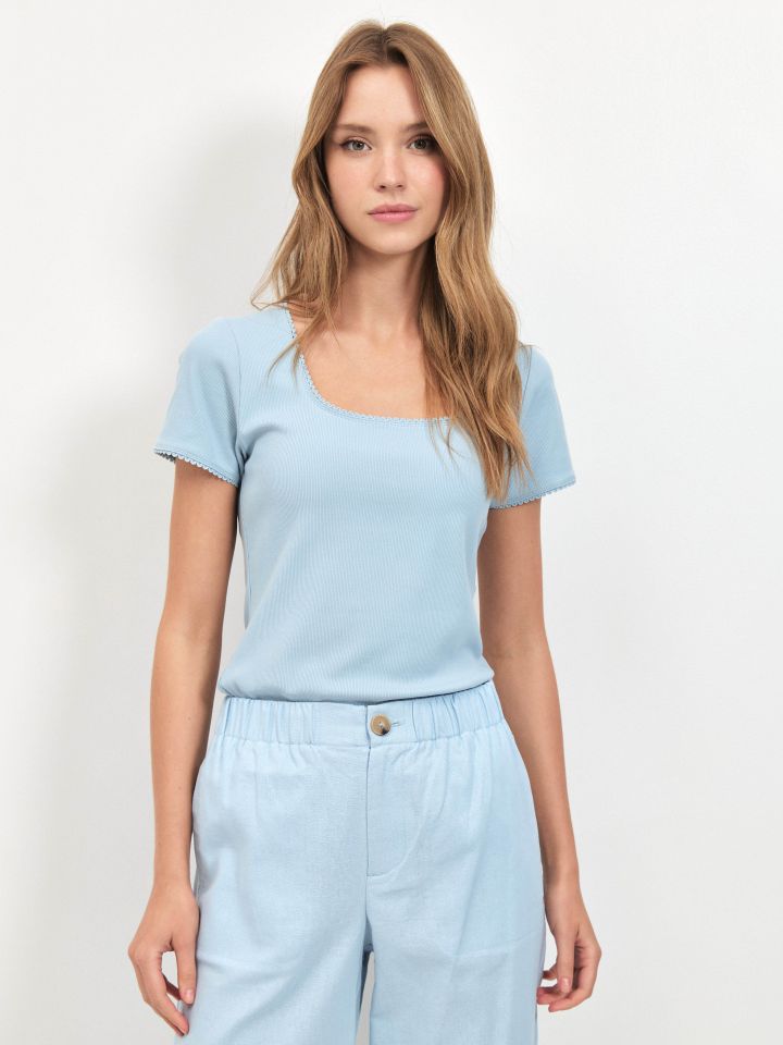 חולצה ריב פתח מרובע PROMO בצבע תכלת אורלי