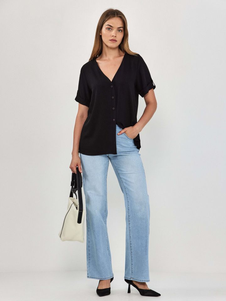 חולצה V כפתורים PROMO בצבע שחור