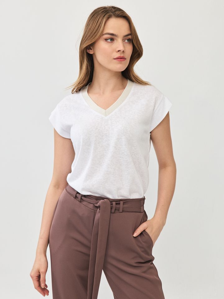 חולצה V סלאב סרט PROMO בצבע אופוויט