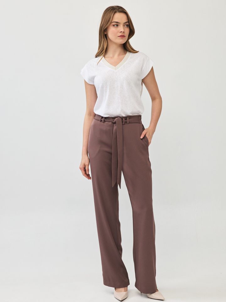 חולצה V סלאב סרט PROMO בצבע אופוויט