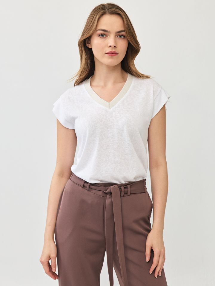 חולצה V סלאב סרט PROMO בצבע אופוויט