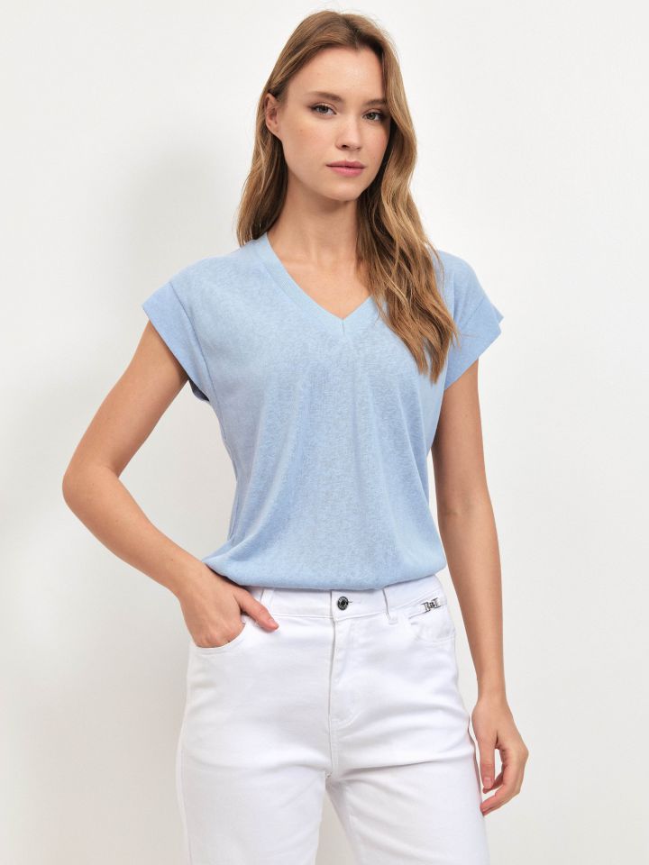 חולצה V סלאב סרט PROMO בצבע תכלת אורלי