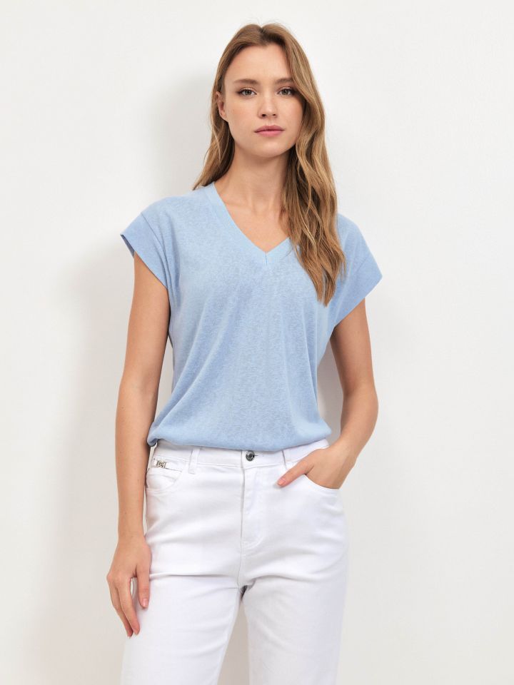 חולצה V סלאב סרט PROMO בצבע תכלת אורלי