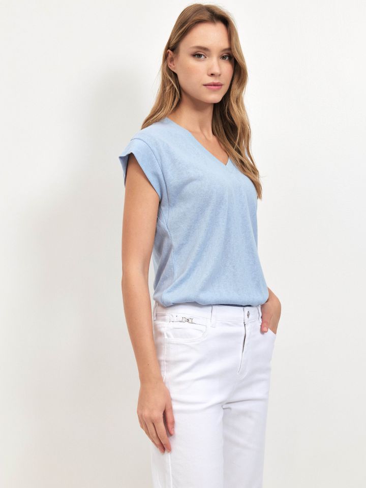 חולצה V סלאב סרט PROMO בצבע תכלת אורלי