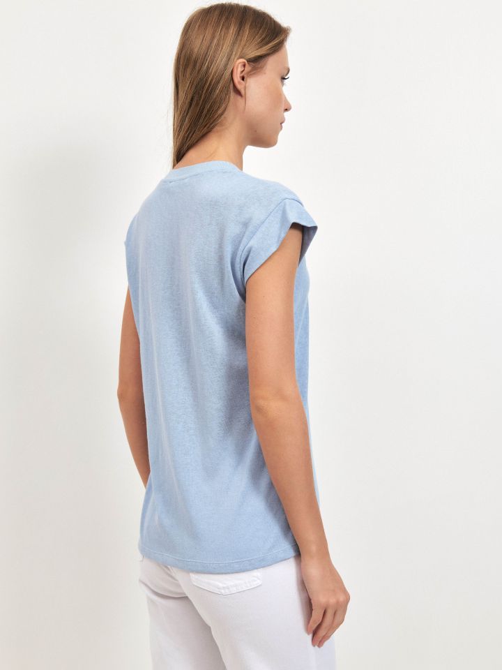 חולצה V סלאב סרט PROMO בצבע תכלת אורלי