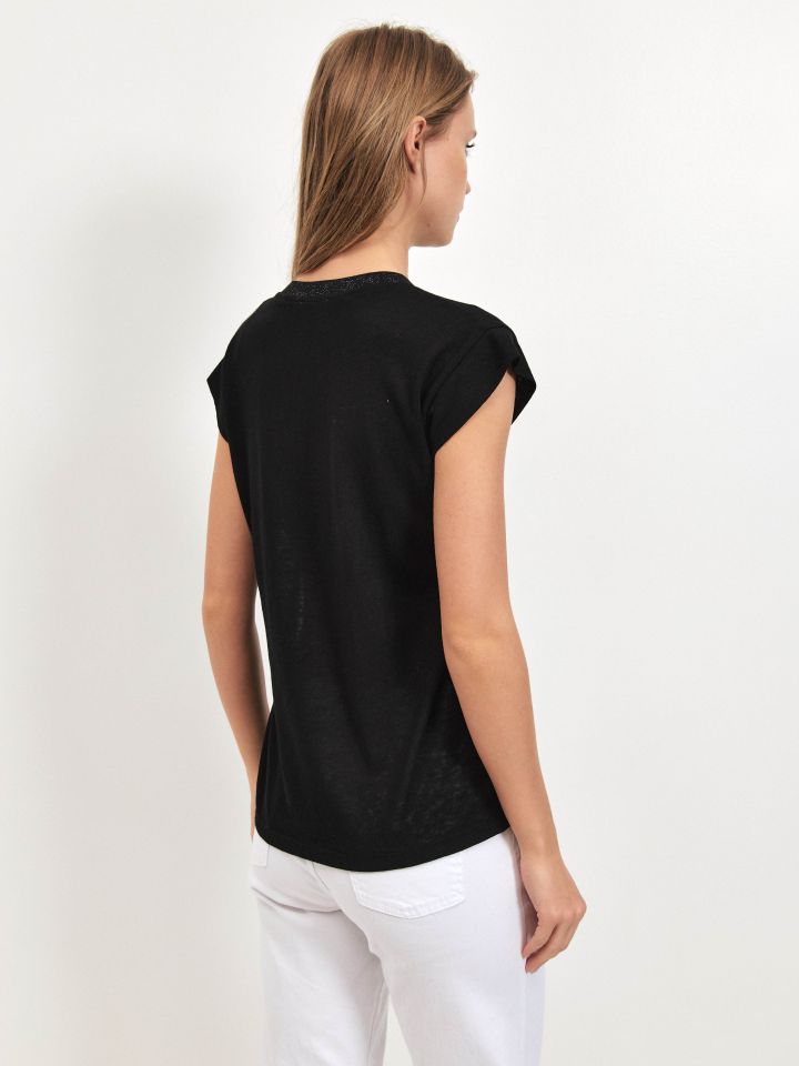 חולצה V סלאב סרט PROMO בצבע שחור