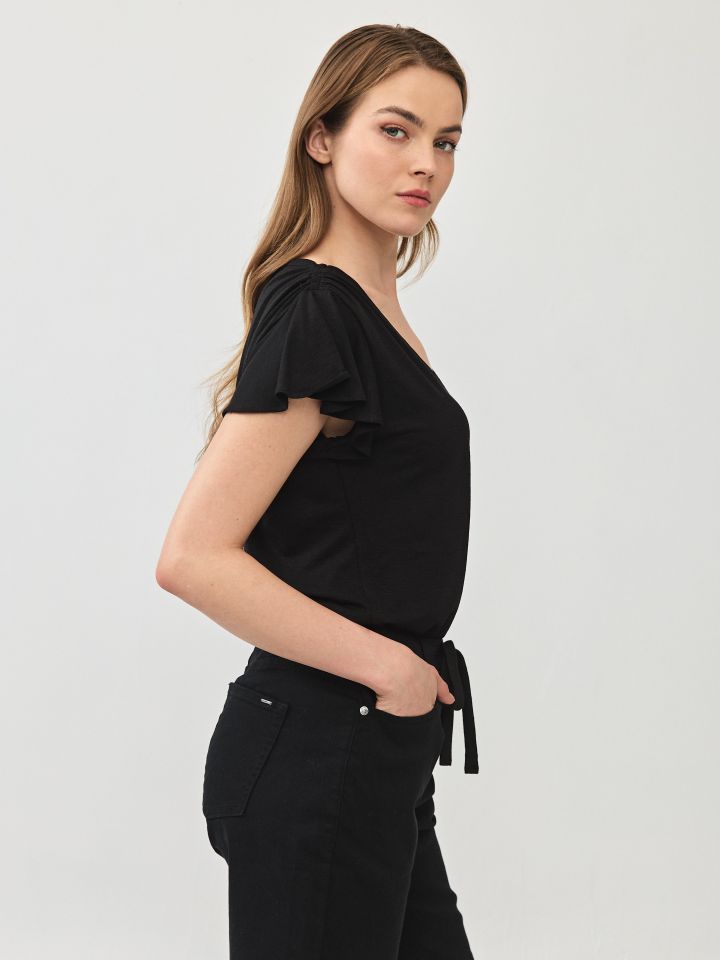 חולצה סלאב PROMO כיווץ בכתפיים בצבע שחור