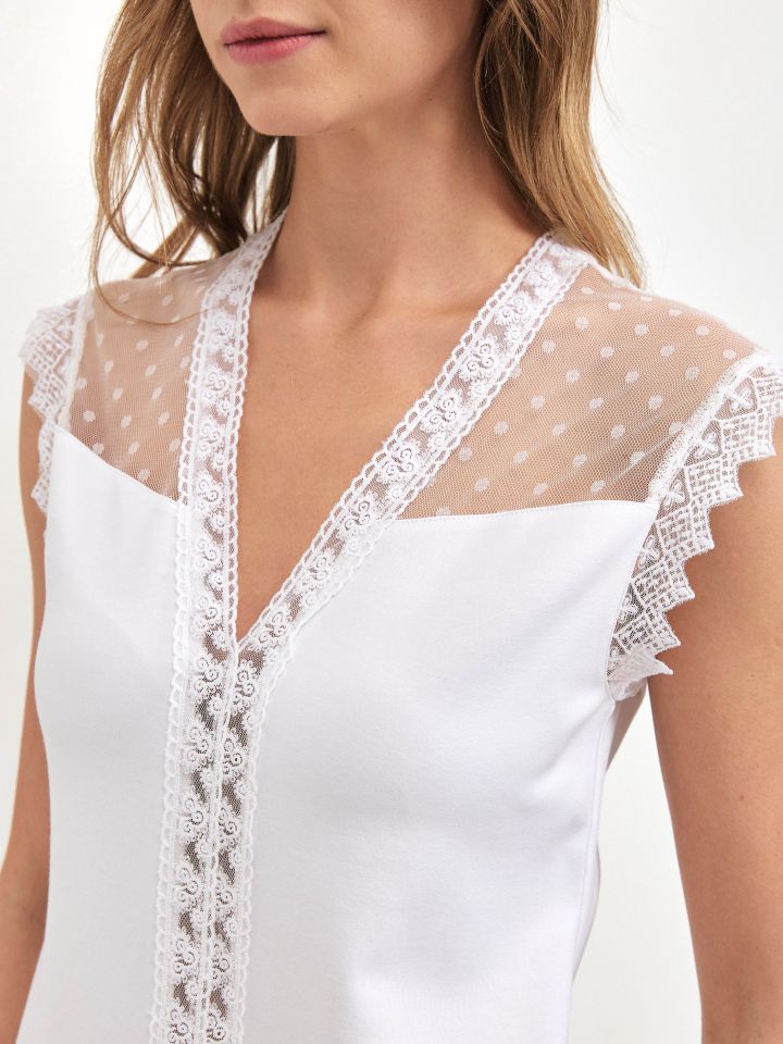 חולצה V שילוב תחרה בצבע לבן