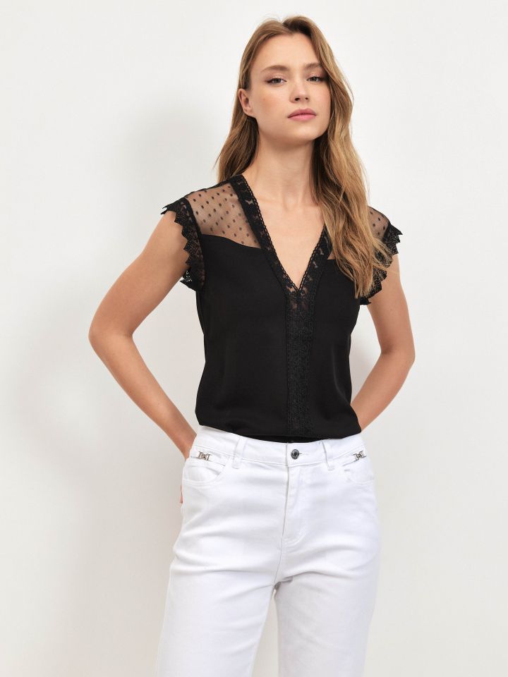 חולצה V שילוב תחרה בצבע שחור