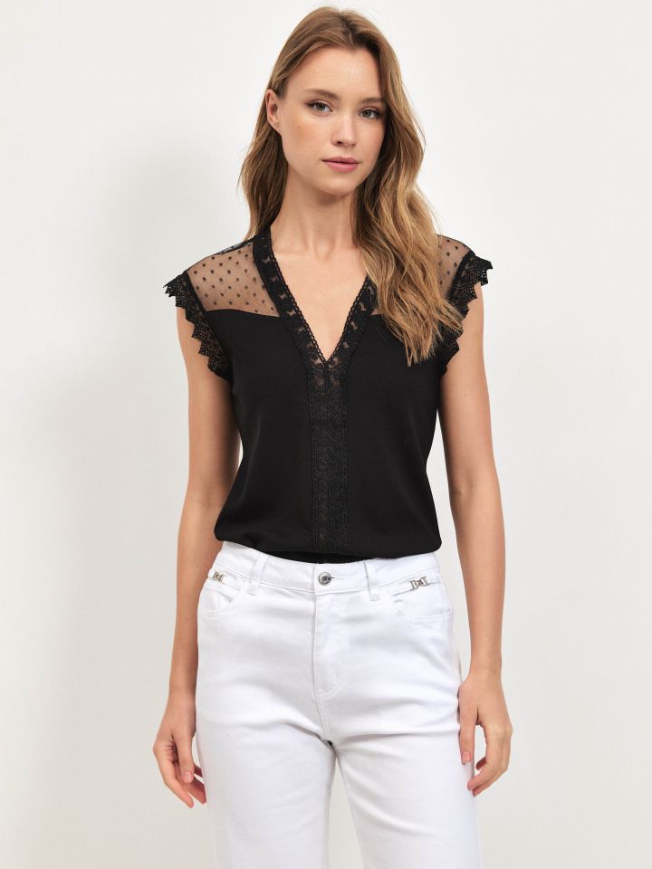 חולצה V שילוב תחרה בצבע שחור