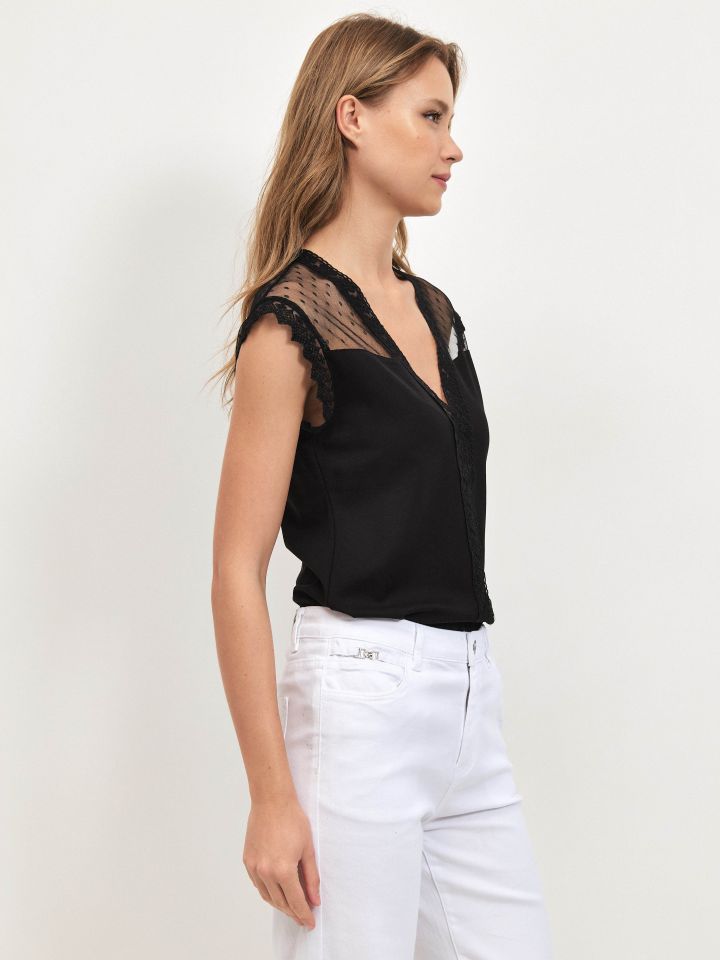 חולצה V שילוב תחרה בצבע שחור