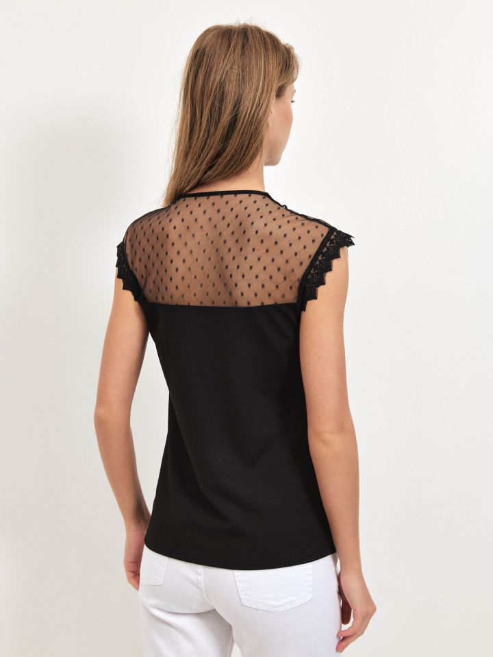 חולצה V שילוב תחרה בצבע שחור