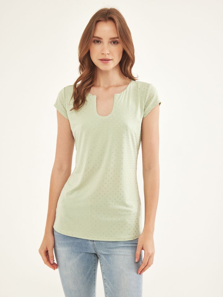 חולצה פתח לב ניטים בצבע ירוק אניס