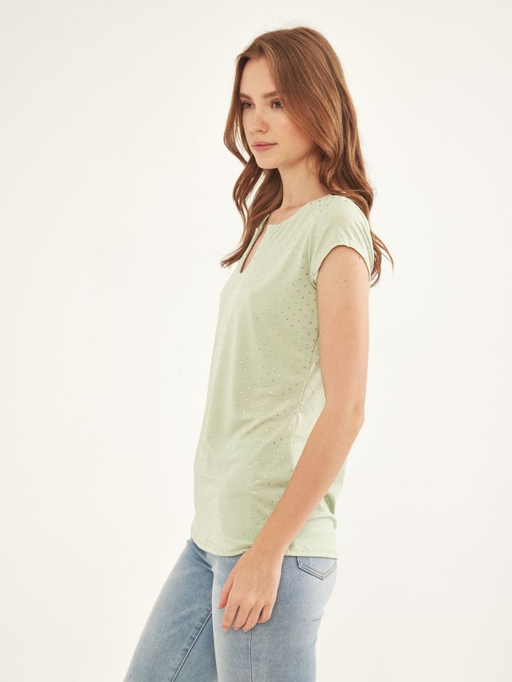 חולצה פתח לב ניטים בצבע ירוק אניס