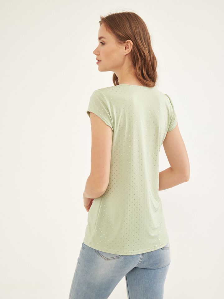 חולצה פתח לב ניטים בצבע ירוק אניס