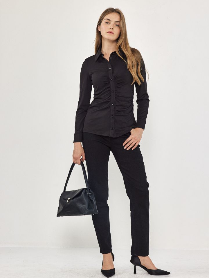 חולצה ריב צוארון בצבע שחור