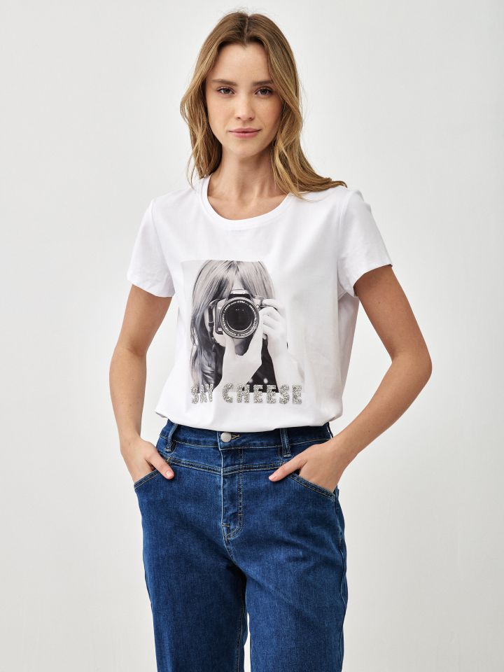 חולצה דפוס מצלמה PROMO בצבע לבן