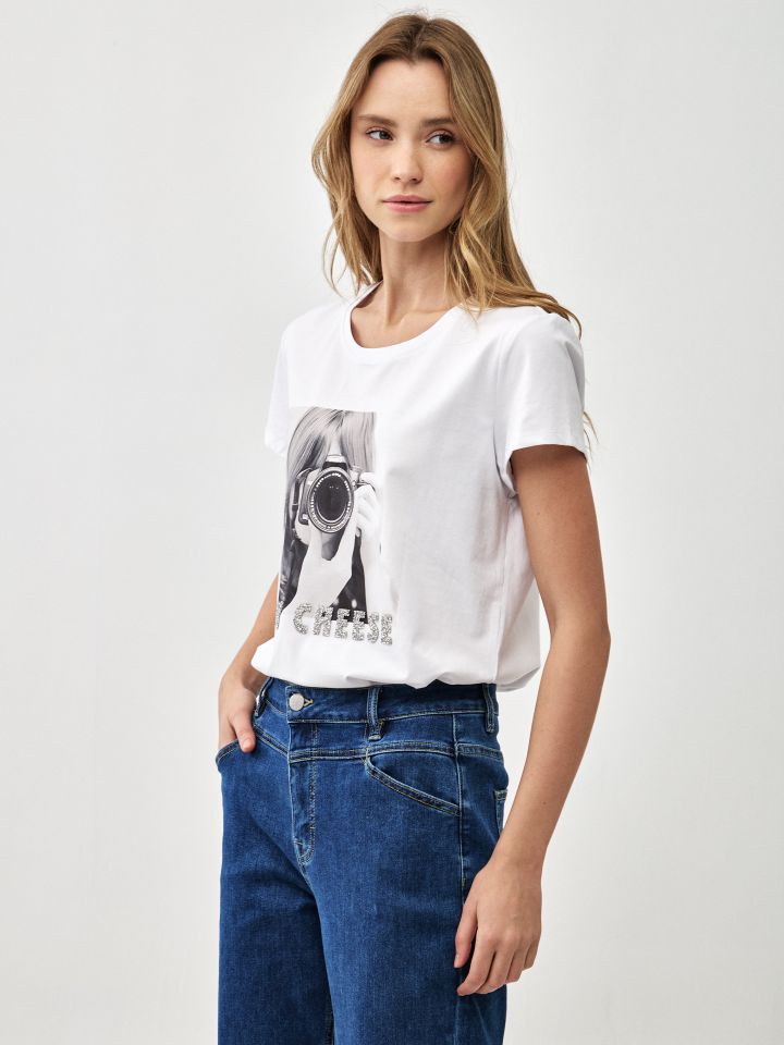 חולצה דפוס מצלמה PROMO בצבע לבן