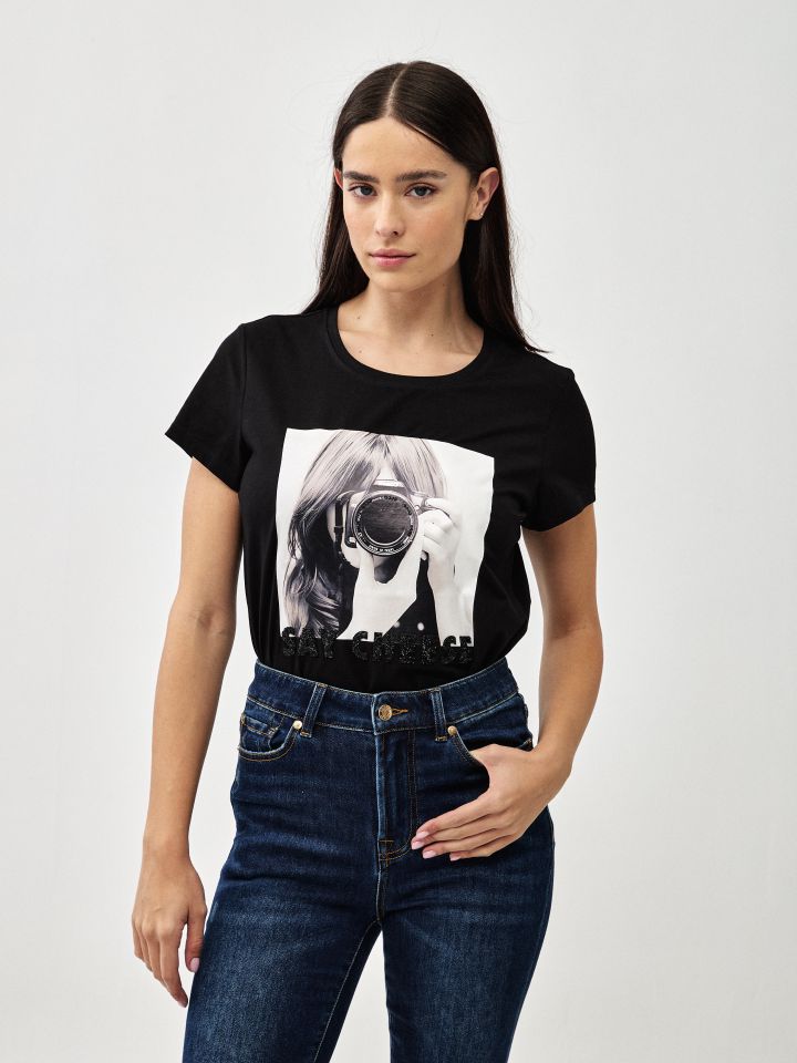 חולצה דפוס מצלמה PROMO בצבע שחור
