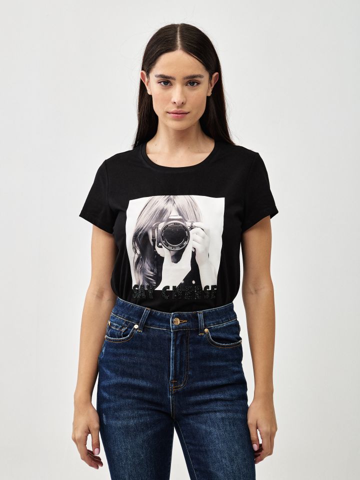 חולצה דפוס מצלמה PROMO בצבע שחור