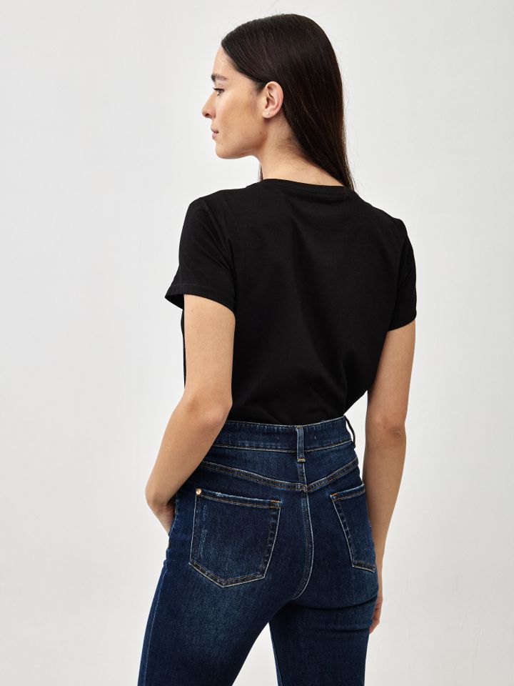 חולצה דפוס מצלמה PROMO בצבע שחור