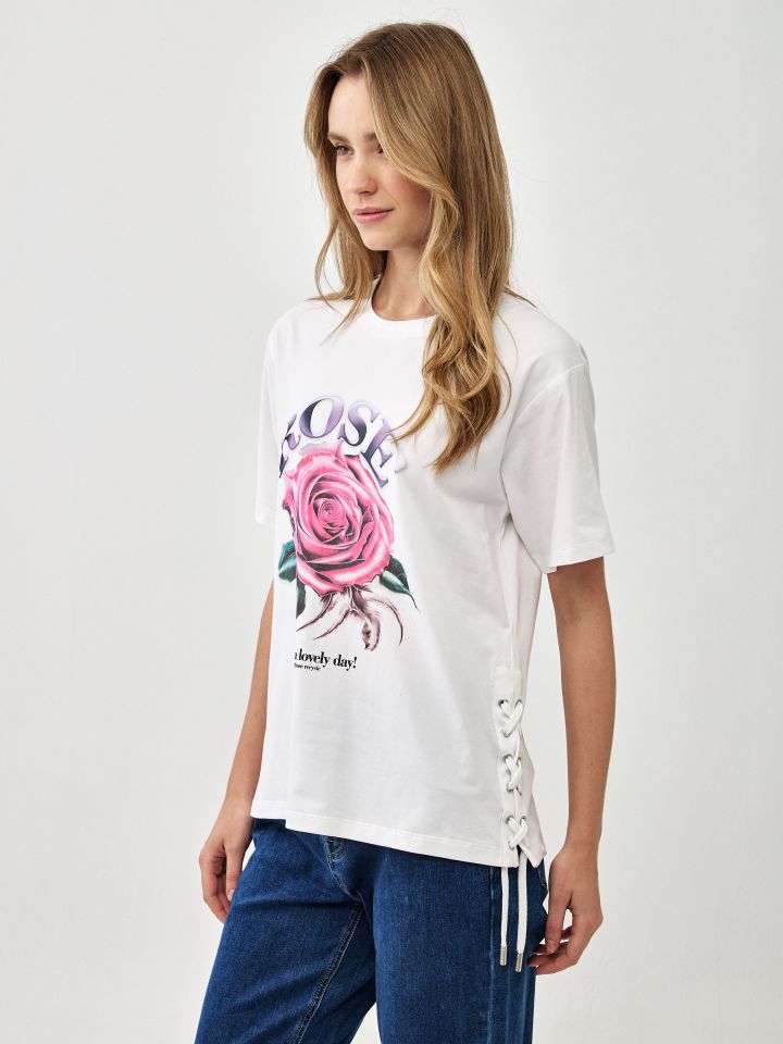 חולצה ROSE שרוכים בצד בצבע לבן