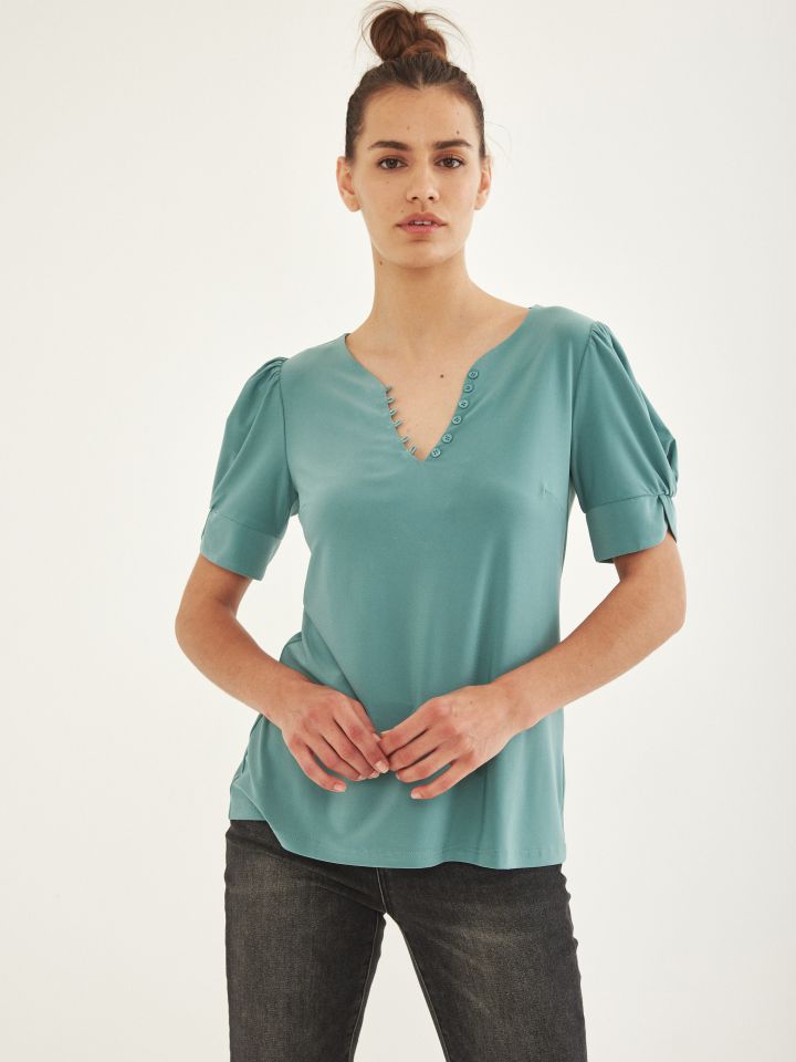 חולצה V כפתורים חלק בצבע זית