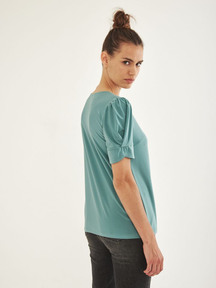 חולצה V כפתורים חלק בצבע זית