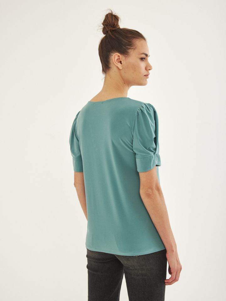 חולצה V כפתורים חלק בצבע זית