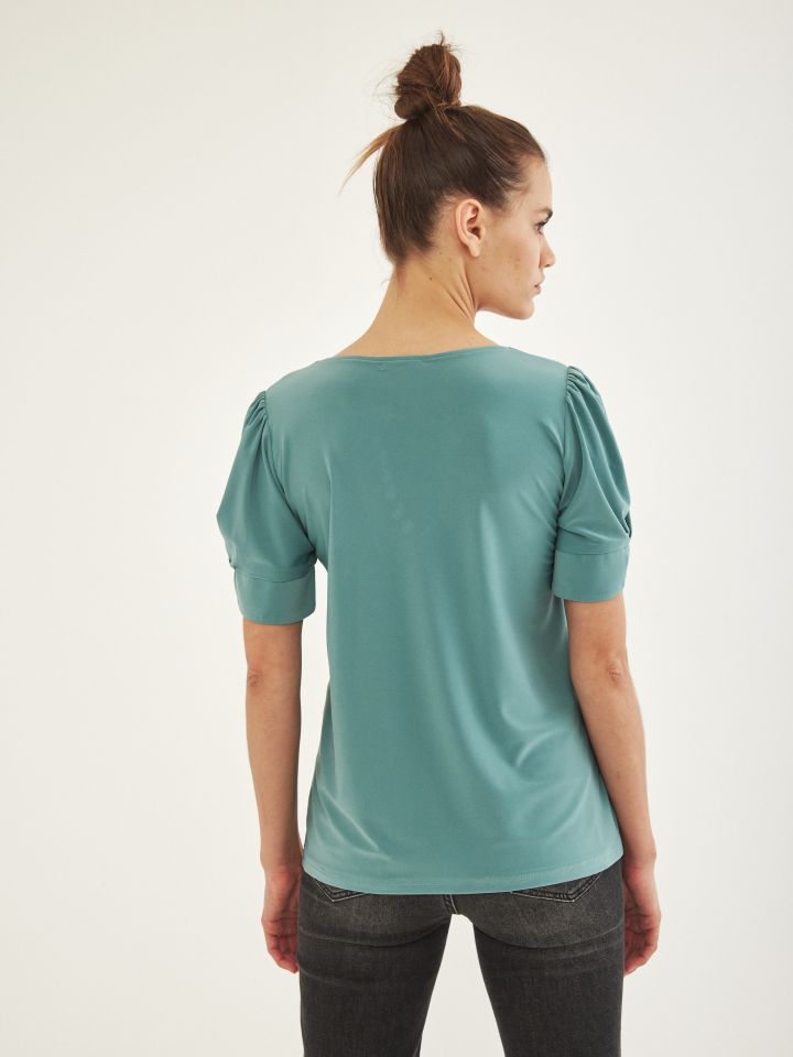 חולצה V כפתורים חלק בצבע זית