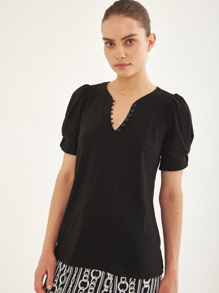 חולצה V כפתורים חלק בצבע שחור