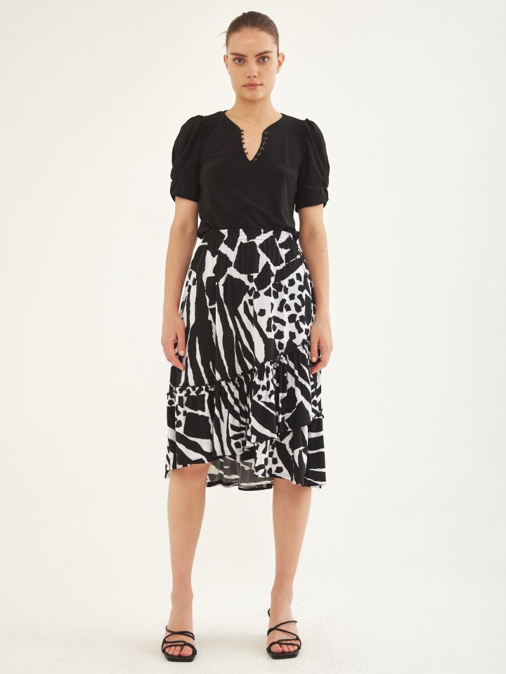 חולצה V כפתורים חלק בצבע שחור