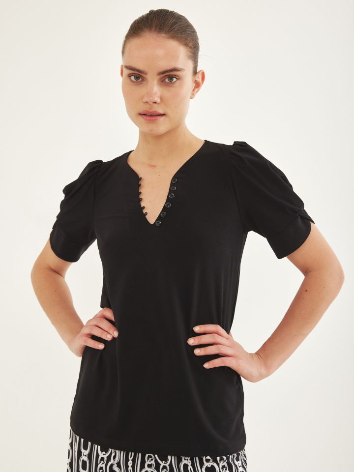 חולצה V כפתורים חלק בצבע שחור