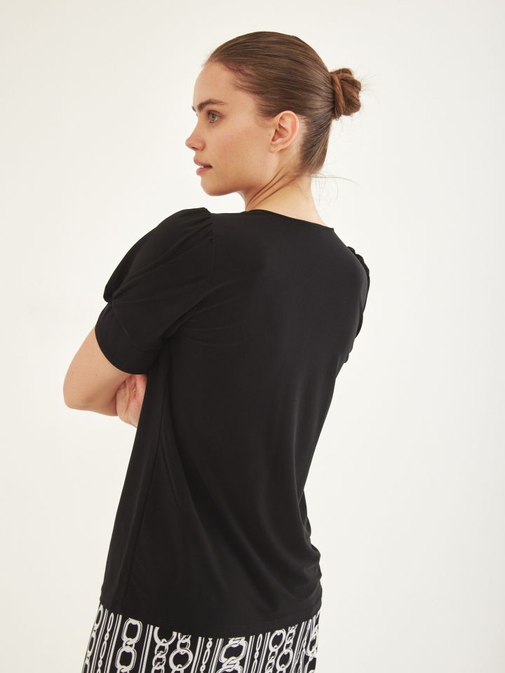 חולצה V כפתורים חלק בצבע שחור