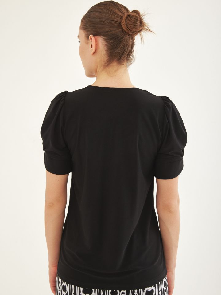 חולצה V כפתורים חלק בצבע שחור