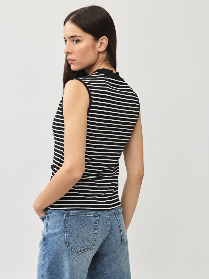 חולצה ריב פסים + כפתורים בצבע שחור