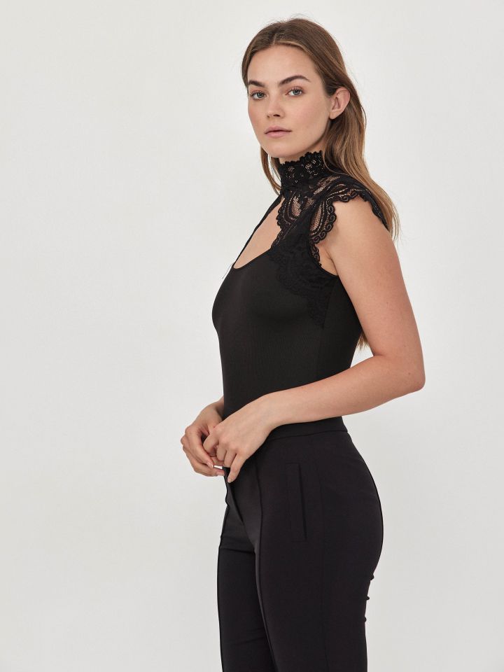 חולצה ריב שילוב קרושה בצבע שחור