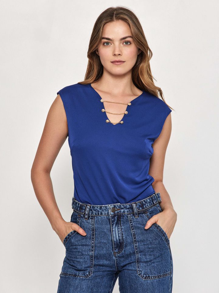 חולצה פתח שרשראות בצבע כחול רויאל