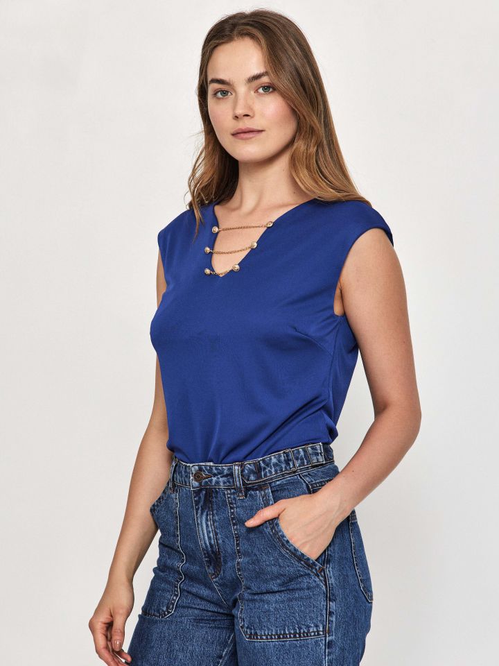 חולצה פתח שרשראות בצבע כחול רויאל