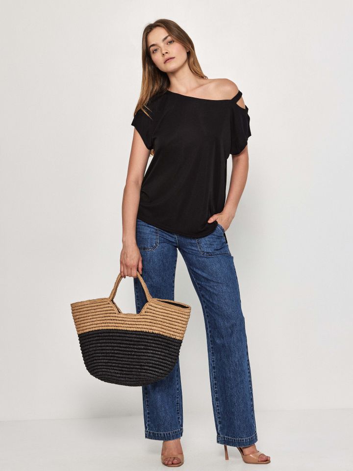 חולצה פתח בכתף אמזון בצבע שחור