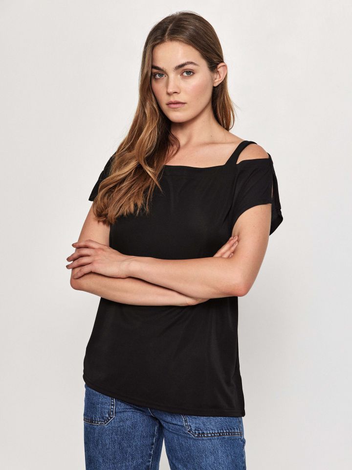 חולצה פתח בכתף אמזון בצבע שחור