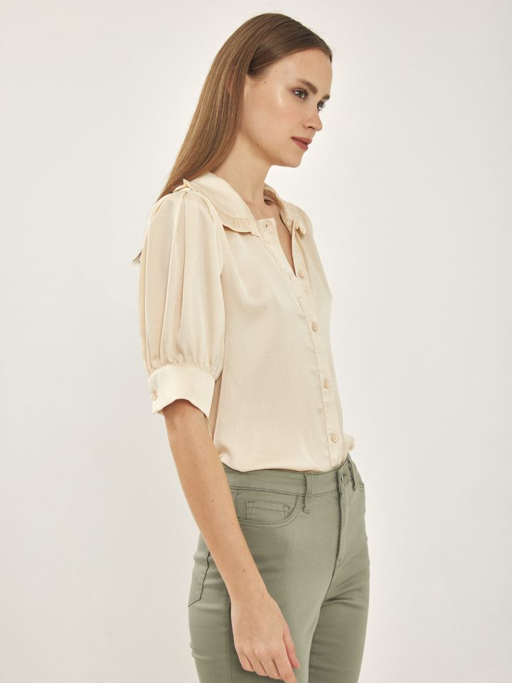 חולצה מכופתרת מלמלה בצבע בייז’