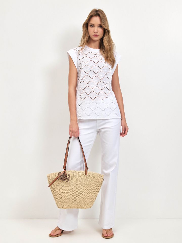 חולצה תחרה פתח ריב בצבע לבן