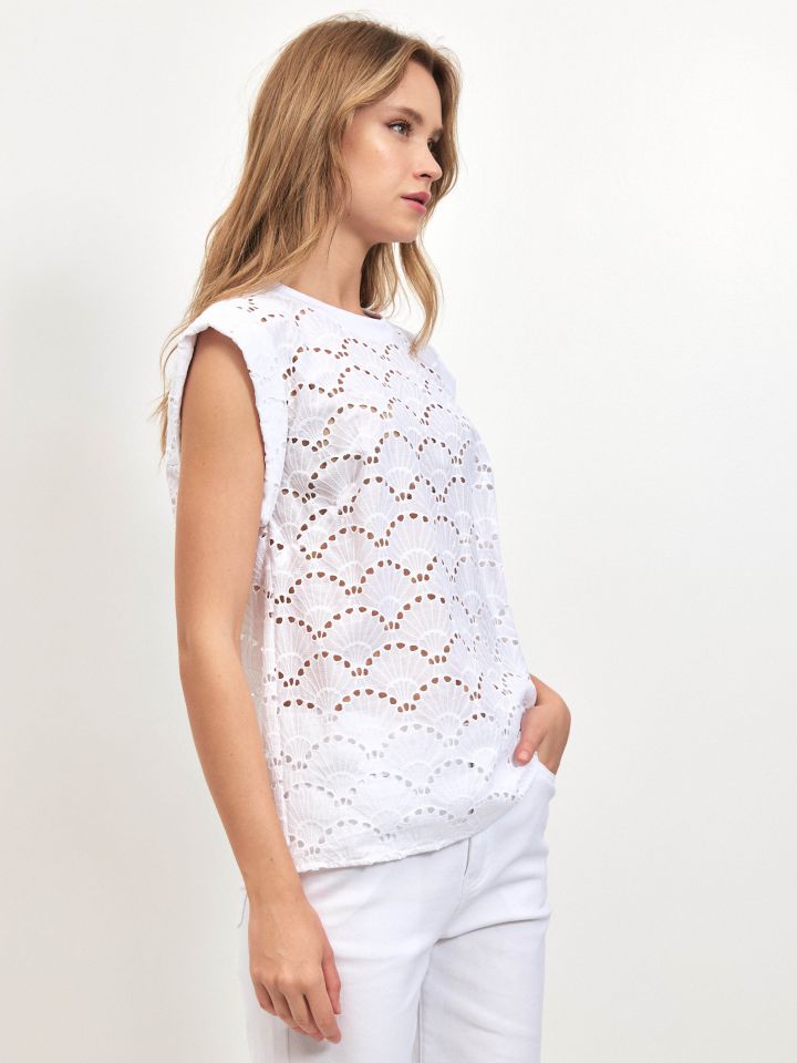 חולצה תחרה פתח ריב בצבע לבן