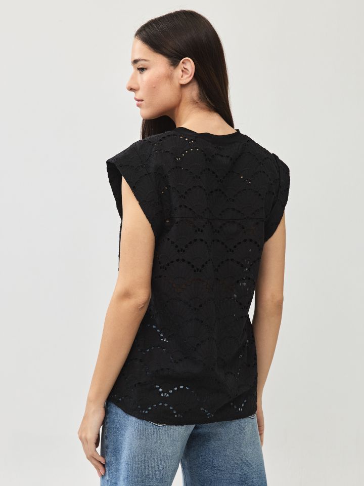 חולצה תחרה פתח ריב בצבע שחור