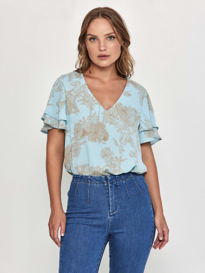 חולצה V דפוס PROMO בצבע תכלת/חום